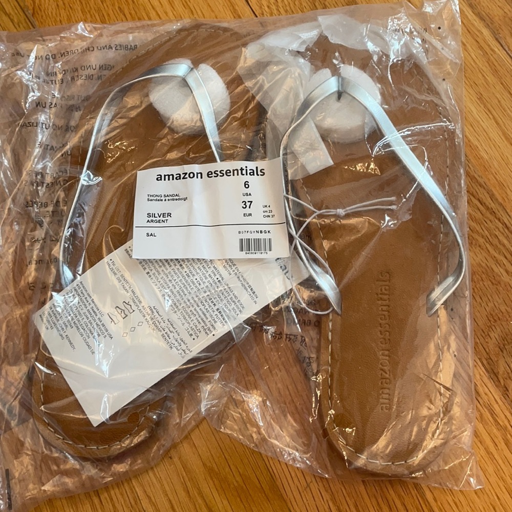 Amazon Essentials Silver Thong Sandals. Size 6 NEW!